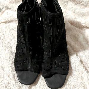 BCBG wedge open toe boots size 9 1/2